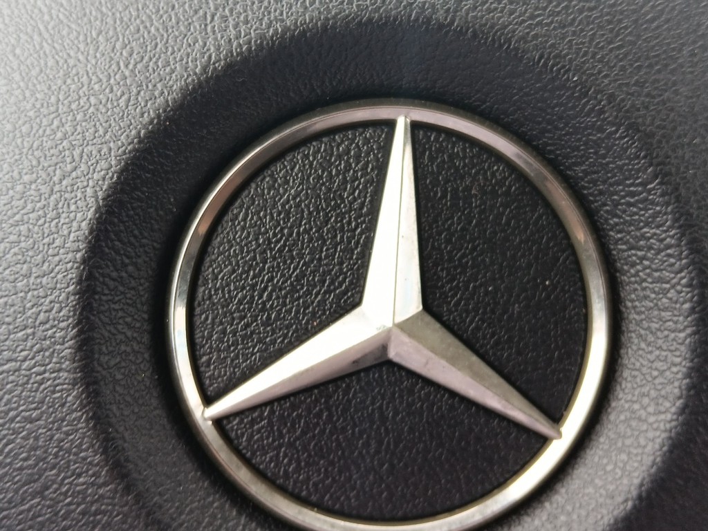 Mercedes-Benz GLK-Class Vehicle Full-screen Gallery Image 20