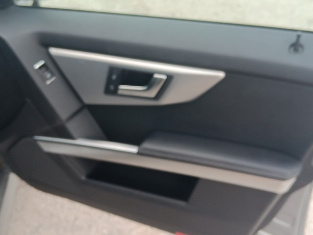 Mercedes-Benz GLK-Class Vehicle Full-screen Gallery Image 09