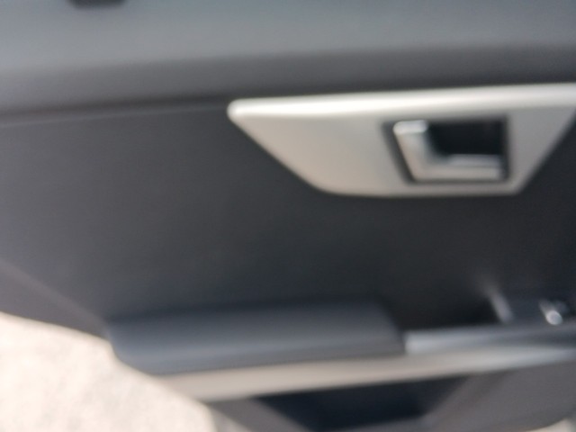Mercedes-Benz GLK-Class Vehicle Full-screen Gallery Image 13