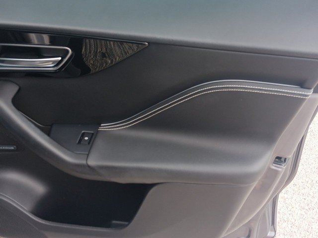 Jaguar F-Pace Vehicle Full-screen Gallery Image 09