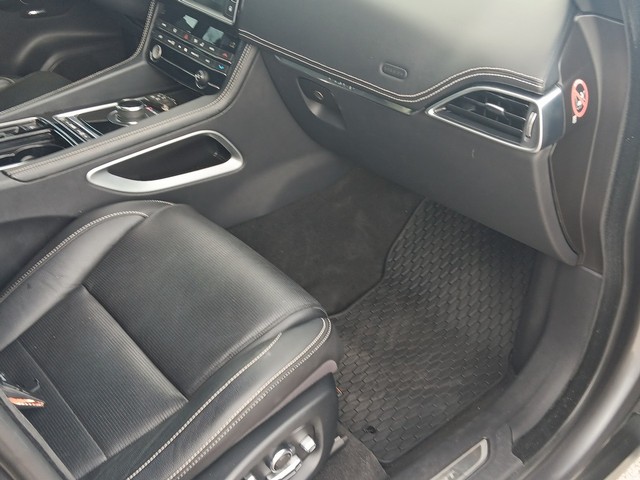 Jaguar F-Pace Vehicle Full-screen Gallery Image 10