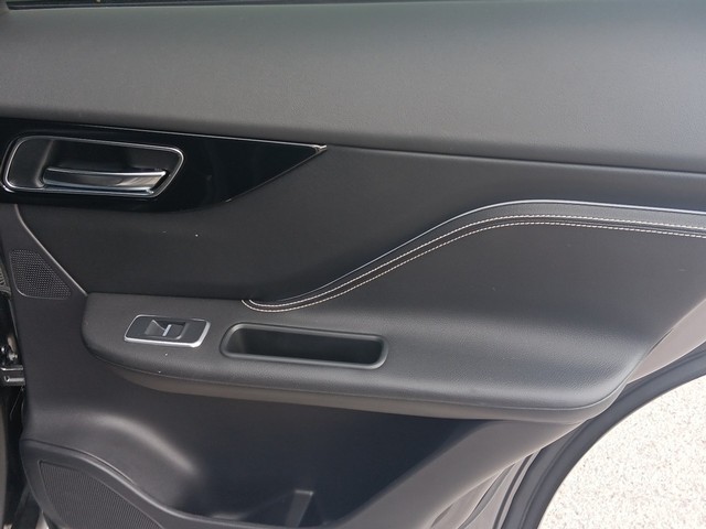 Jaguar F-Pace Vehicle Full-screen Gallery Image 11