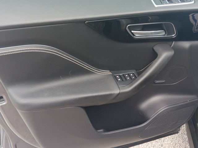 Jaguar F-Pace Vehicle Full-screen Gallery Image 15