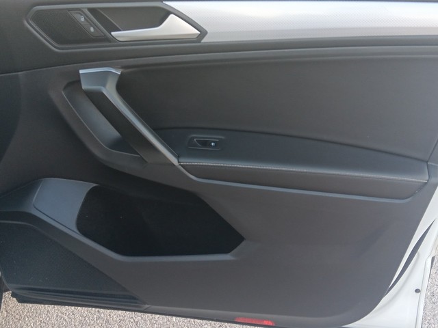 Volkswagen Tiguan Vehicle Full-screen Gallery Image 09