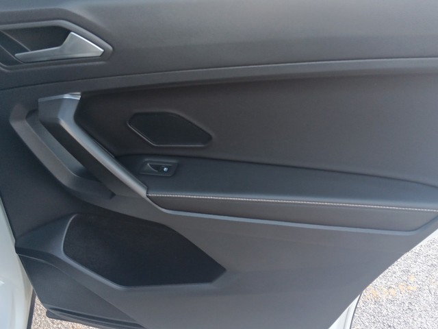 Volkswagen Tiguan Vehicle Full-screen Gallery Image 11