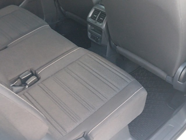 Volkswagen Tiguan Vehicle Full-screen Gallery Image 12