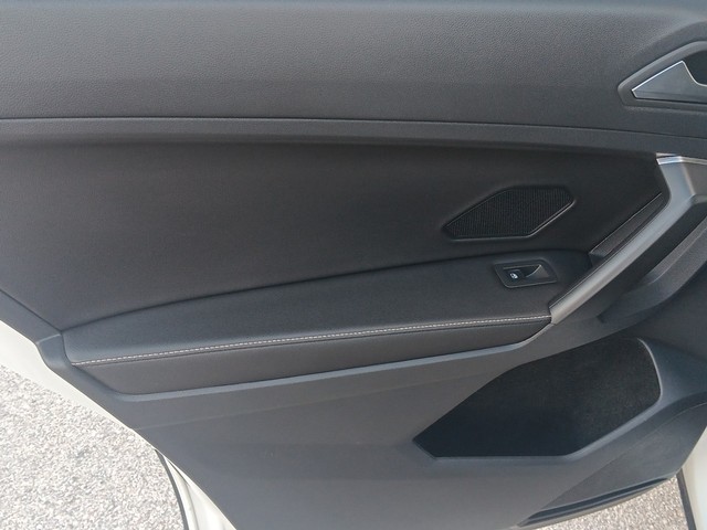 Volkswagen Tiguan Vehicle Full-screen Gallery Image 13
