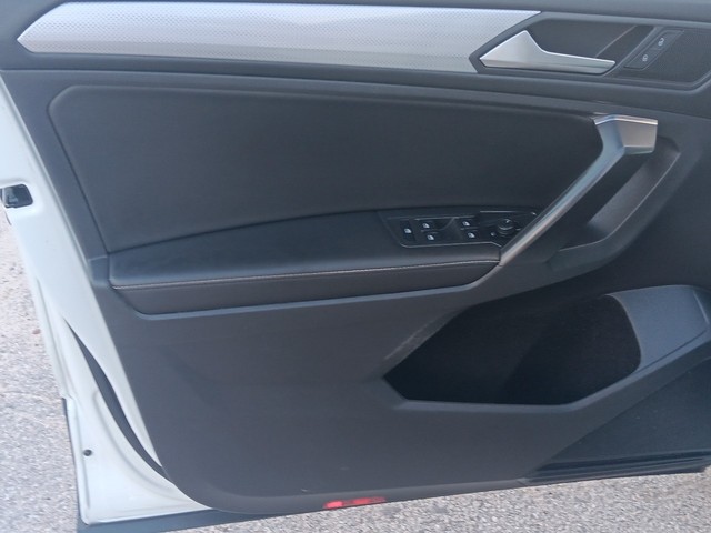 Volkswagen Tiguan Vehicle Full-screen Gallery Image 15
