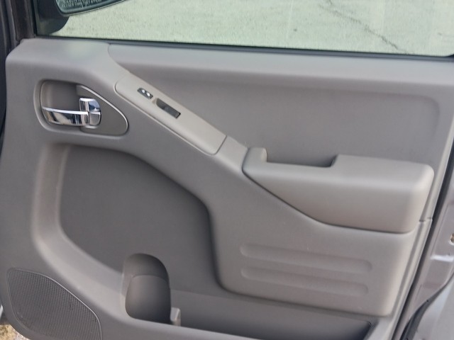 Nissan Frontier Vehicle Full-screen Gallery Image 09