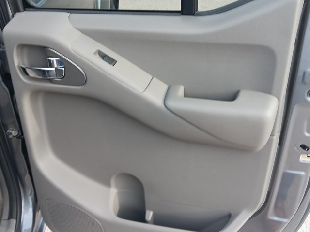 Nissan Frontier Vehicle Full-screen Gallery Image 11