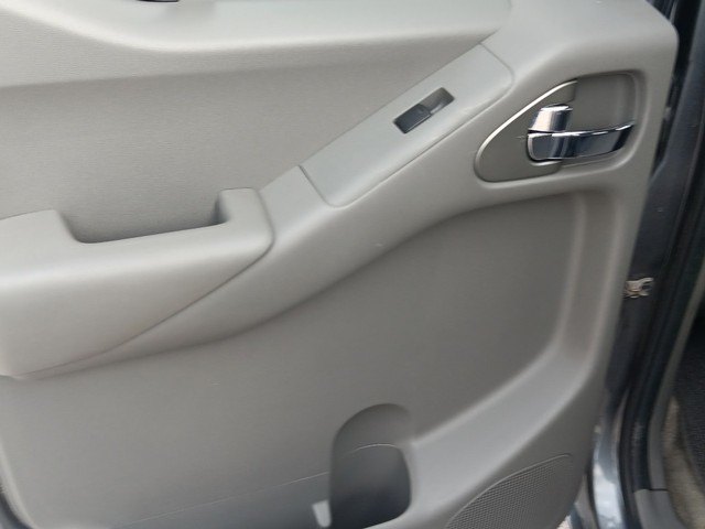 Nissan Frontier Vehicle Full-screen Gallery Image 13