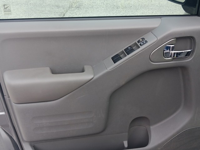 Nissan Frontier Vehicle Full-screen Gallery Image 15