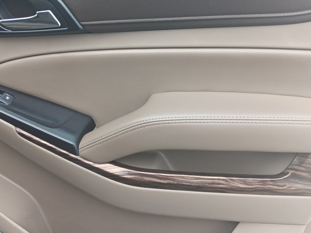 GMC Yukon Vehicle Full-screen Gallery Image 9
