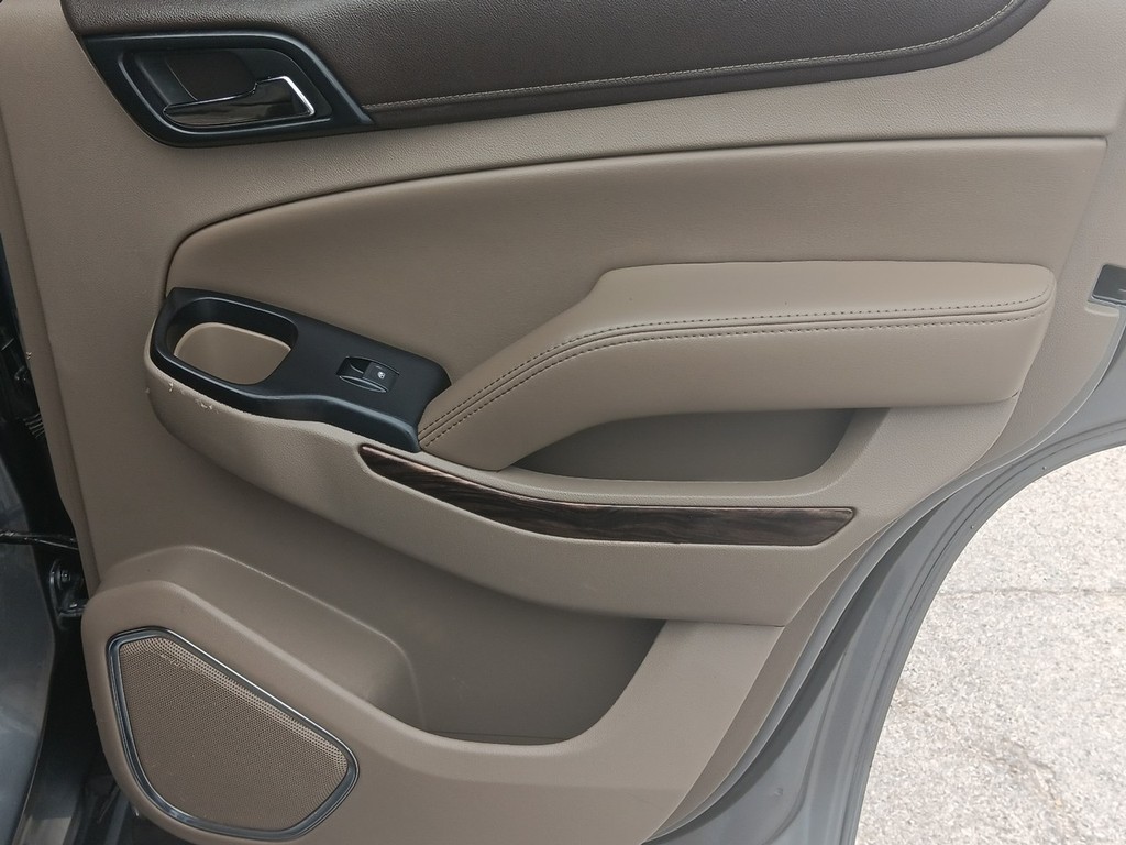 GMC Yukon Vehicle Full-screen Gallery Image 11