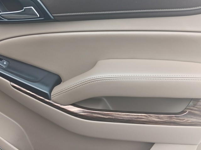 GMC Yukon Vehicle Full-screen Gallery Image 09