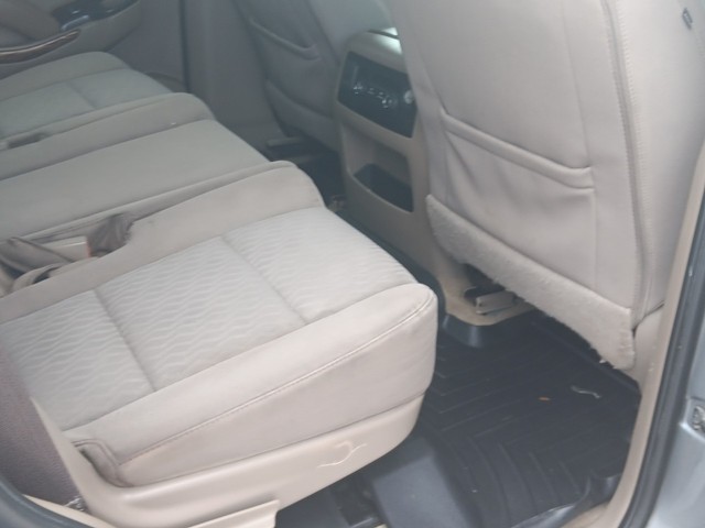 GMC Yukon Vehicle Full-screen Gallery Image 12