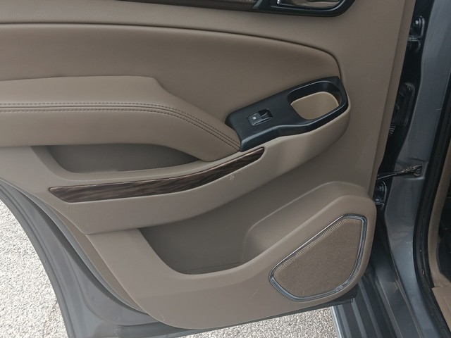 GMC Yukon Vehicle Full-screen Gallery Image 13