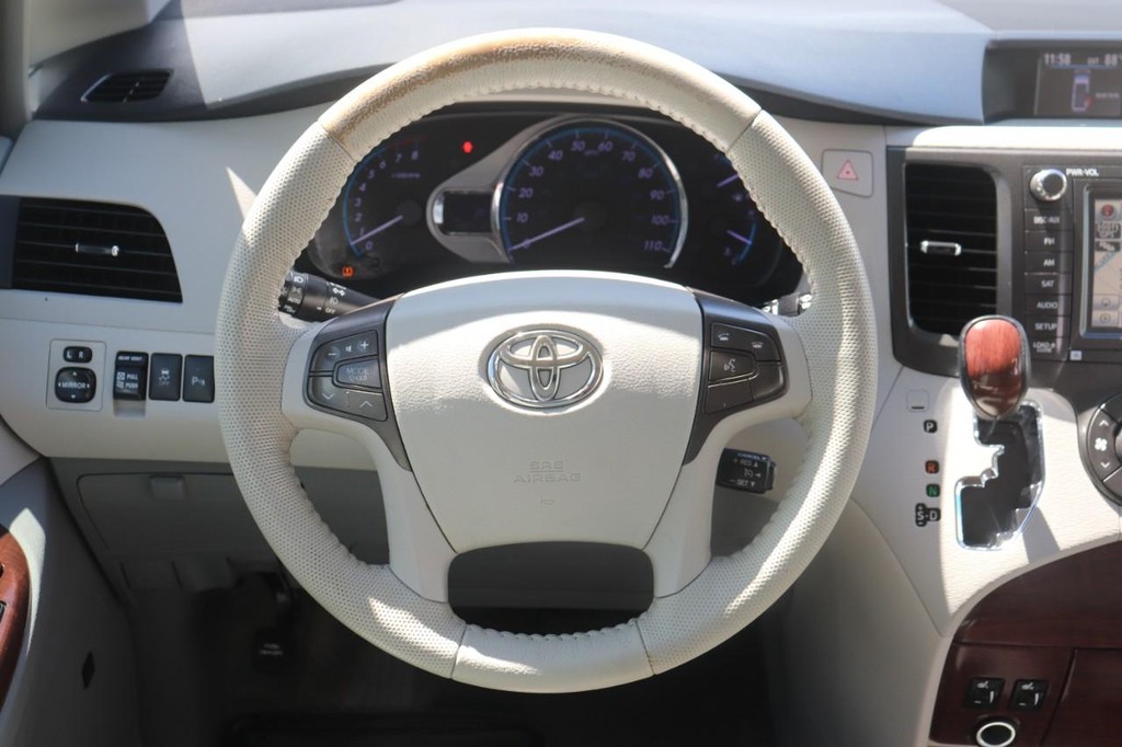 Toyota Sienna Vehicle Image 23