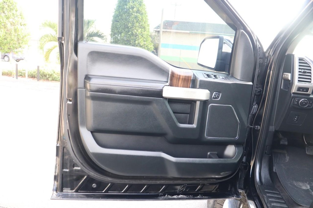 Ford F-150 Vehicle Full-screen Gallery Image 10