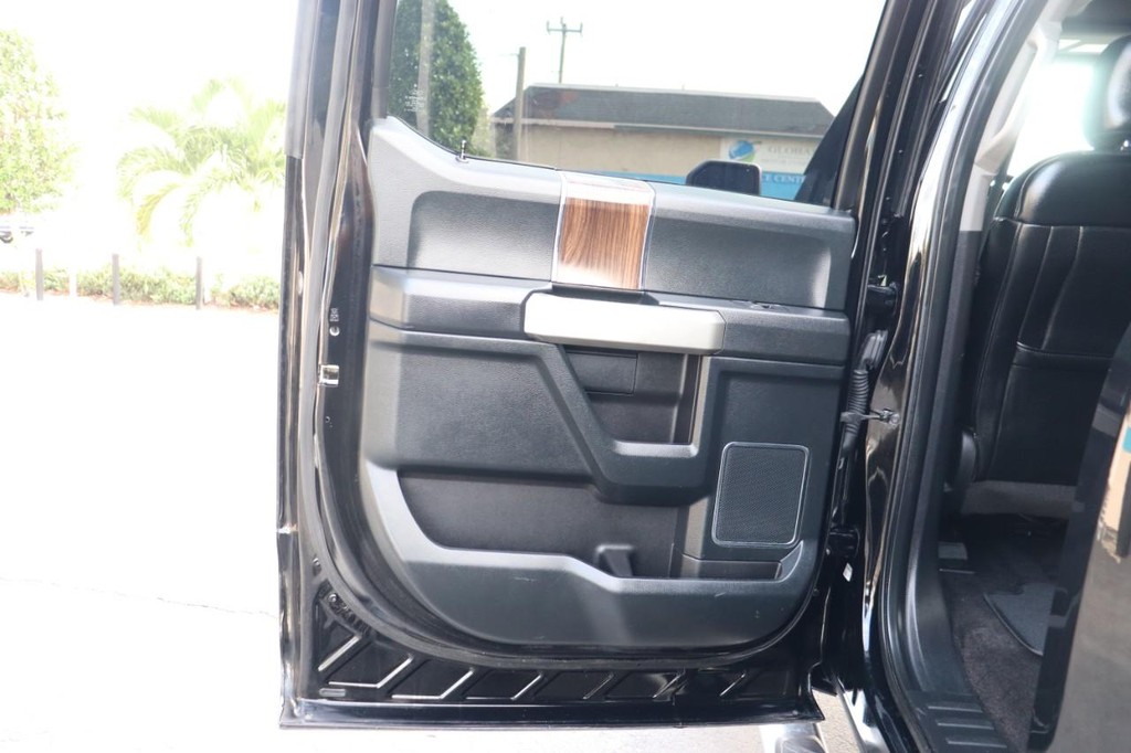 Ford F-150 Vehicle Full-screen Gallery Image 13