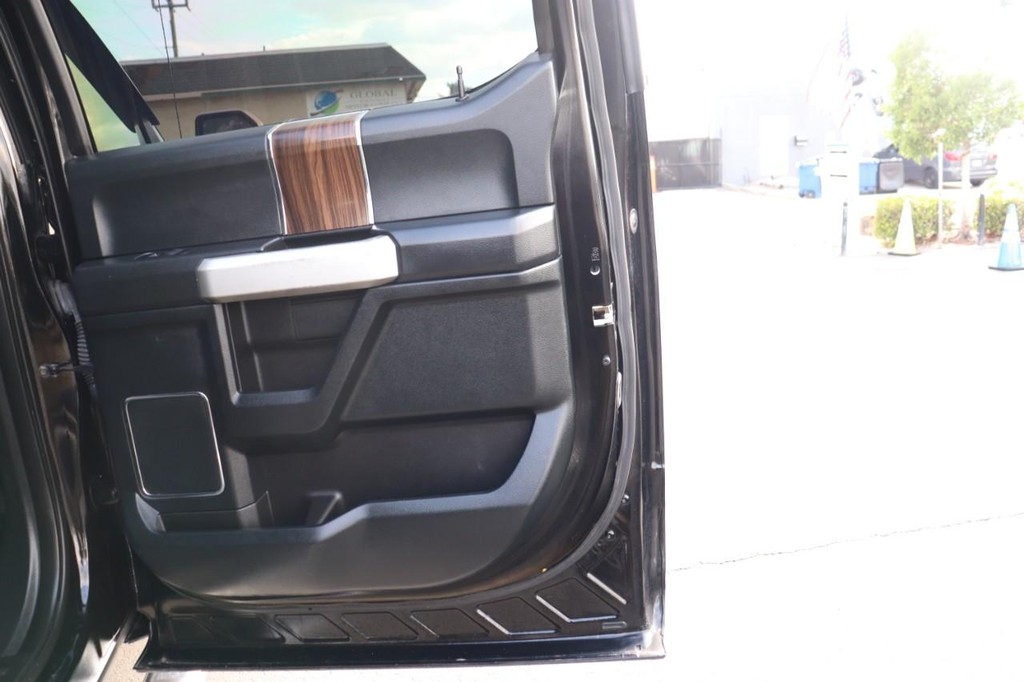 Ford F-150 Vehicle Full-screen Gallery Image 16