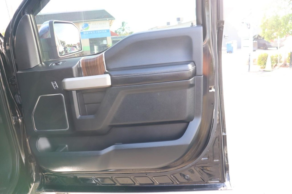 Ford F-150 Vehicle Full-screen Gallery Image 19