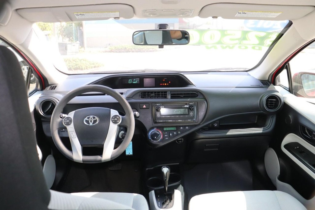 2013 Toyota Prius c One photo