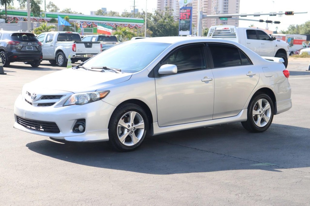 2013 Toyota Corolla photo 3