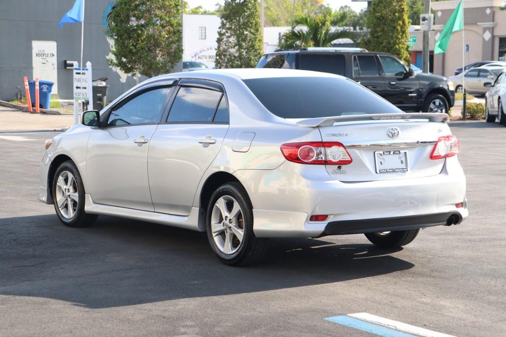 Toyota Corolla Vehicle Full-screen Gallery Image 06