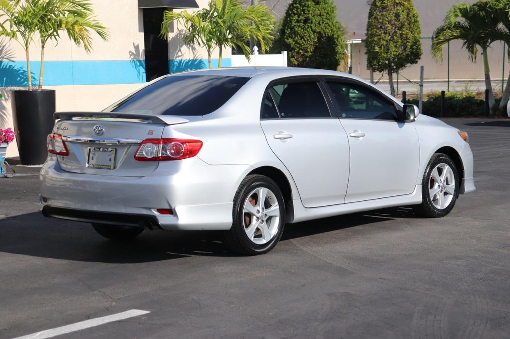 Toyota Corolla Vehicle Full-screen Gallery Image 08