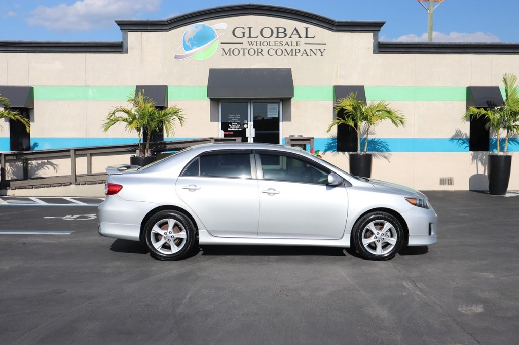 Toyota Corolla Vehicle Full-screen Gallery Image 09