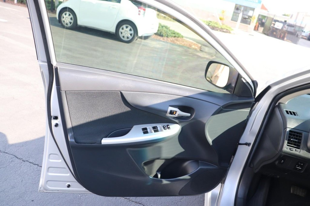 Toyota Corolla Vehicle Full-screen Gallery Image 11