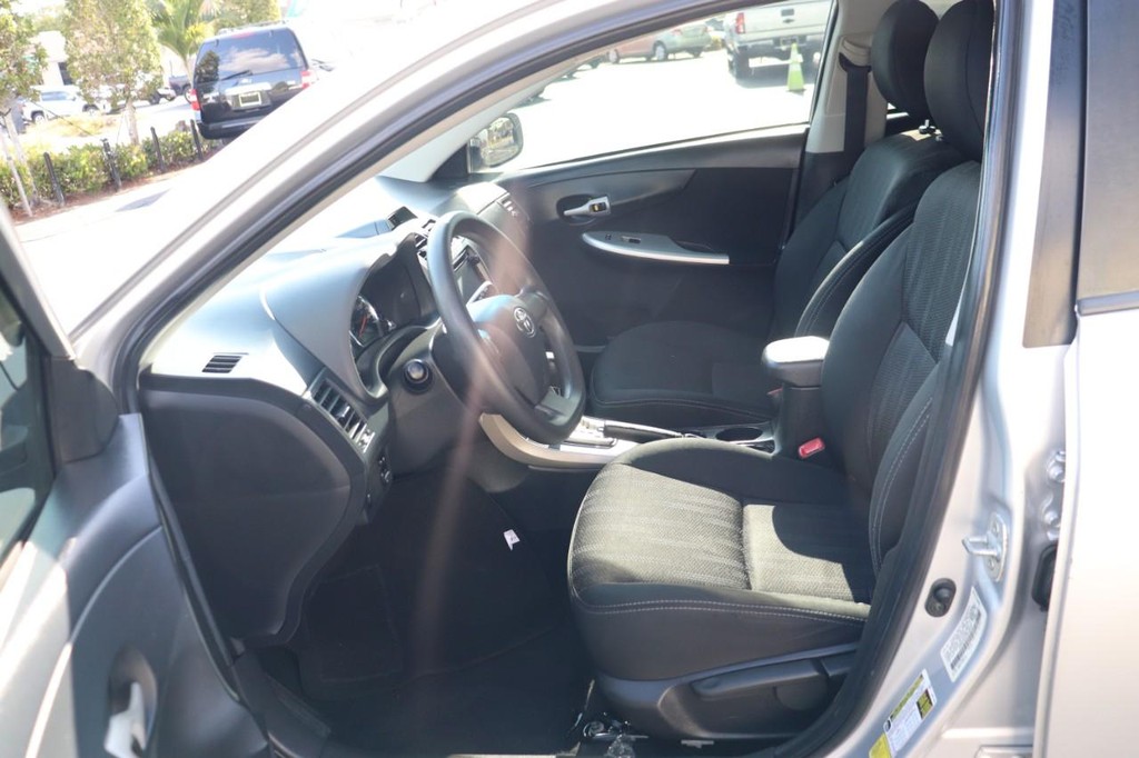 Toyota Corolla Vehicle Full-screen Gallery Image 12