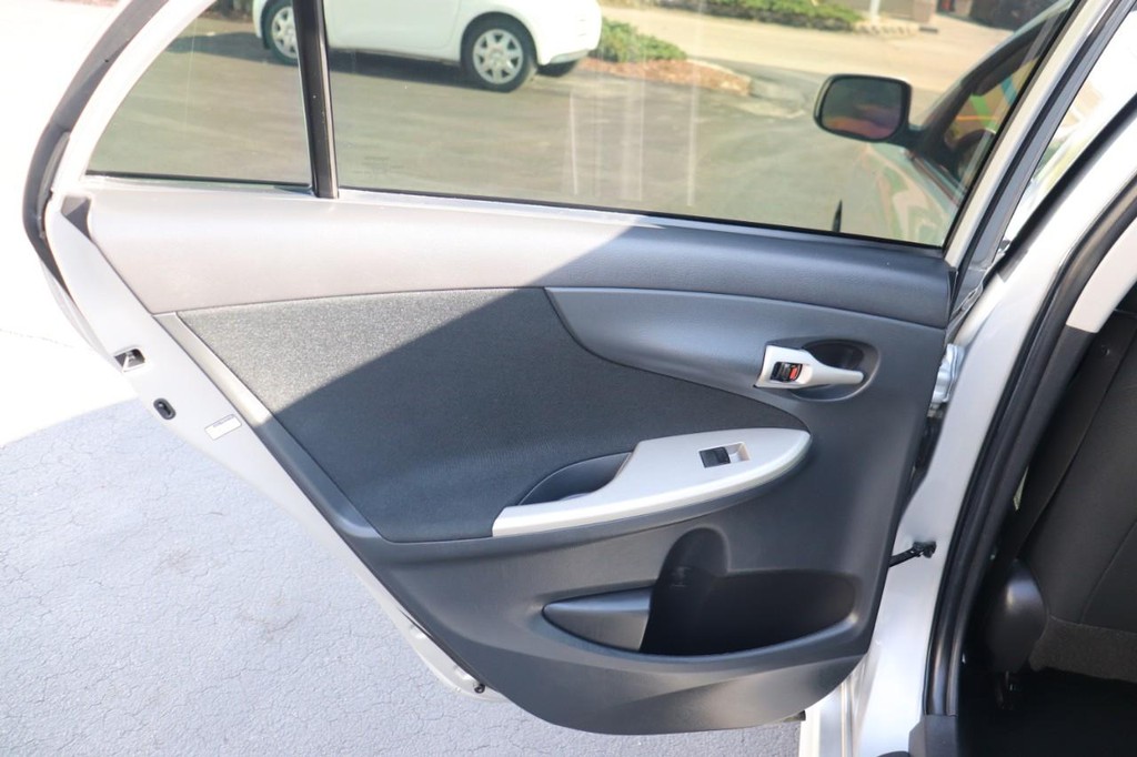 Toyota Corolla Vehicle Full-screen Gallery Image 14