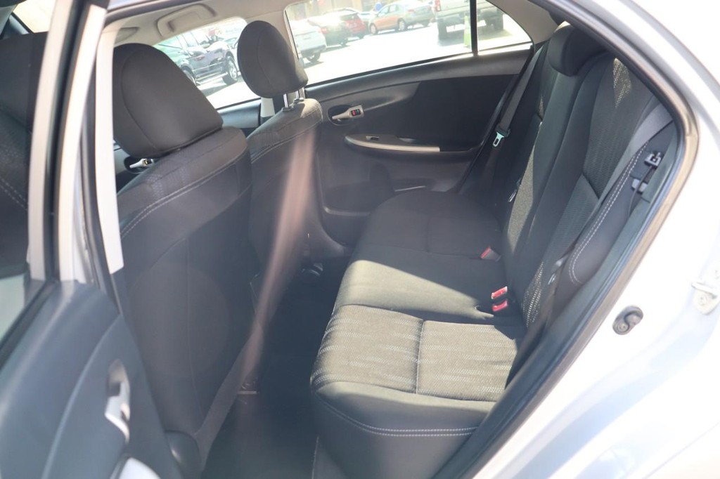 Toyota Corolla Vehicle Full-screen Gallery Image 15