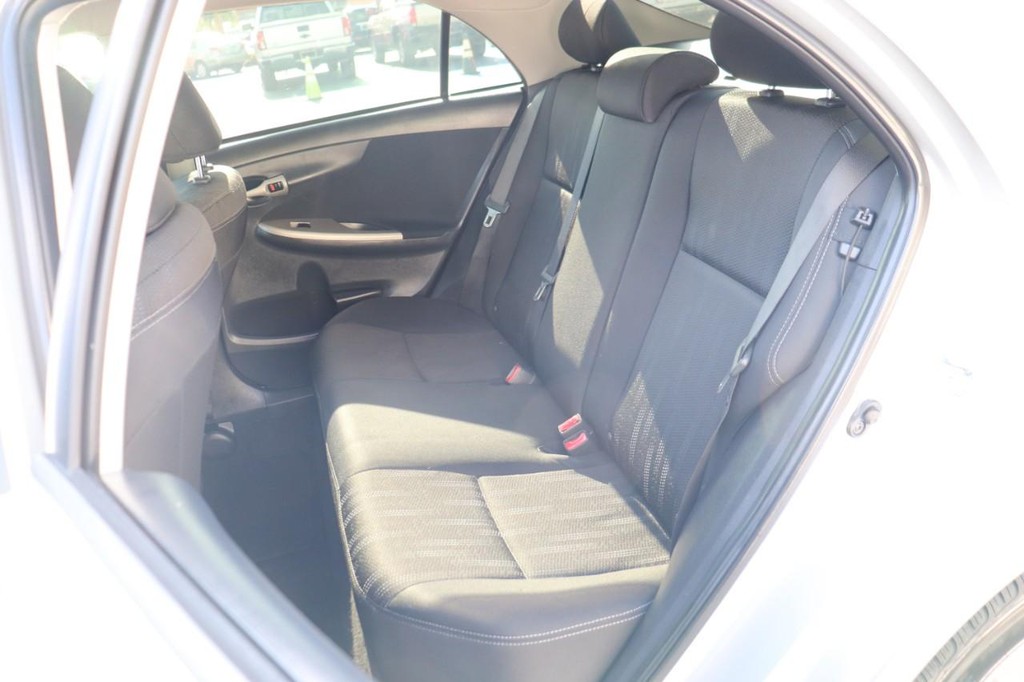 Toyota Corolla Vehicle Full-screen Gallery Image 16