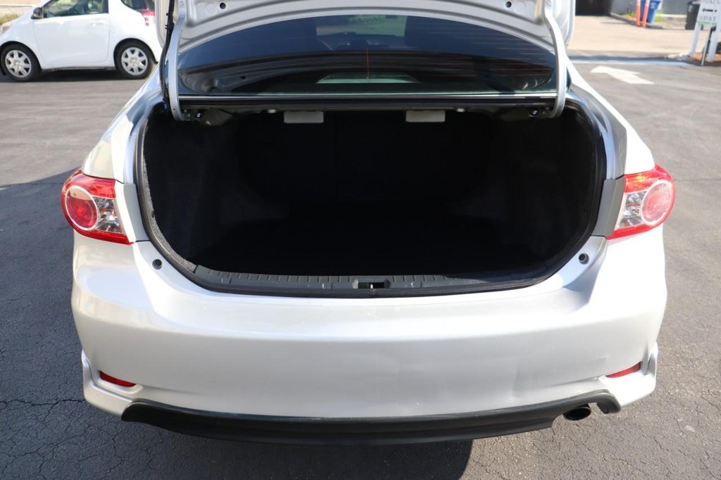 Toyota Corolla Vehicle Full-screen Gallery Image 17