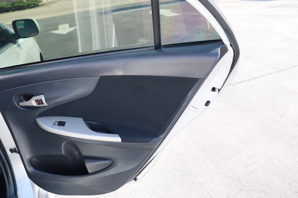 Toyota Corolla Vehicle Full-screen Gallery Image 18