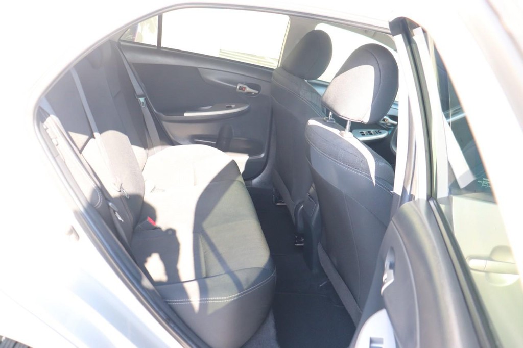 Toyota Corolla Vehicle Full-screen Gallery Image 19