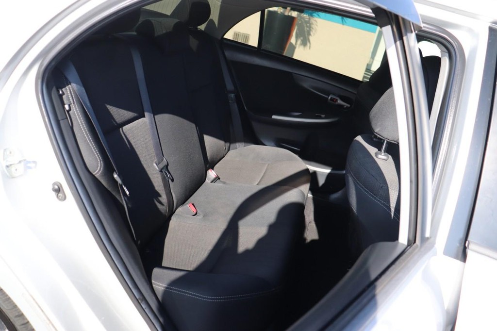 Toyota Corolla Vehicle Full-screen Gallery Image 20