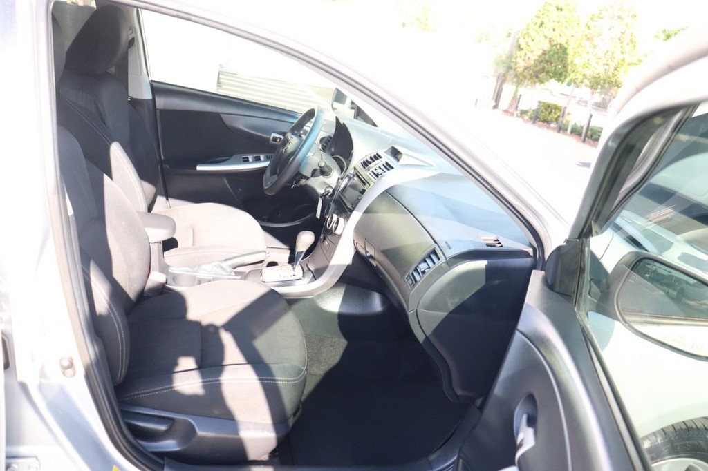 Toyota Corolla Vehicle Full-screen Gallery Image 22