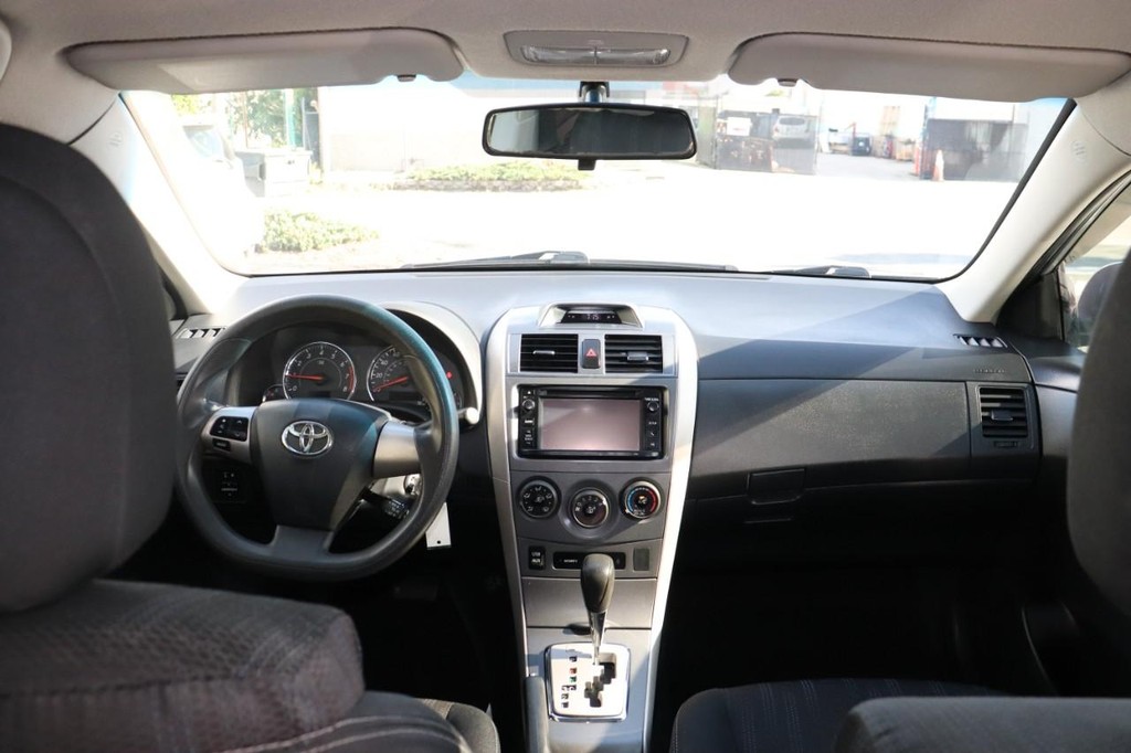 Toyota Corolla Vehicle Full-screen Gallery Image 25