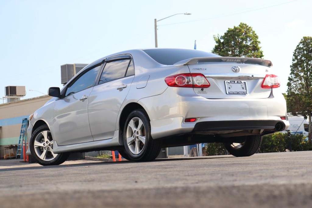 Toyota Corolla Vehicle Full-screen Gallery Image 27