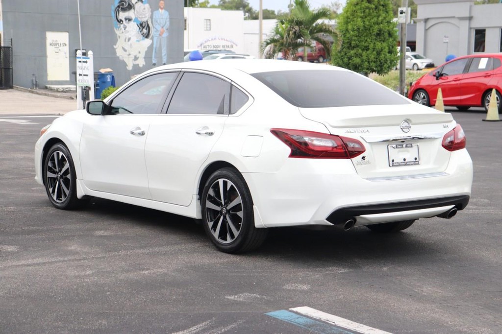 Nissan Altima Vehicle Full-screen Gallery Image 06