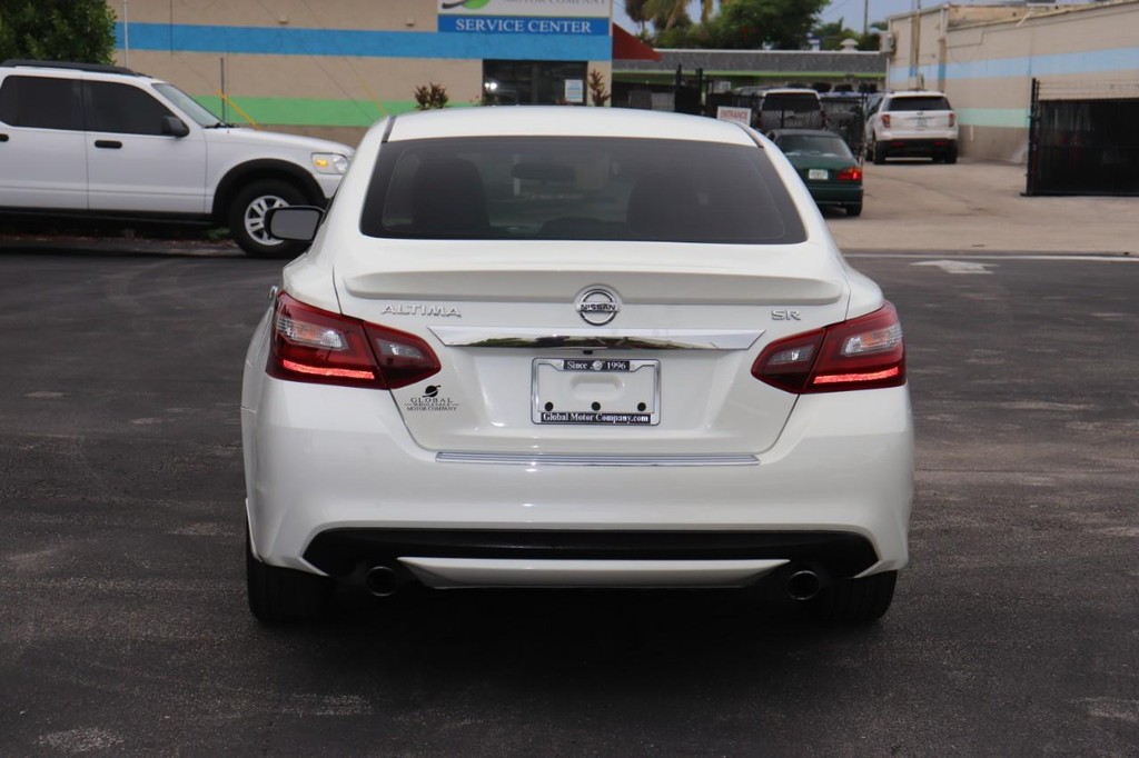 Nissan Altima Vehicle Full-screen Gallery Image 07