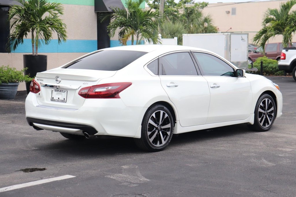 Nissan Altima Vehicle Full-screen Gallery Image 08