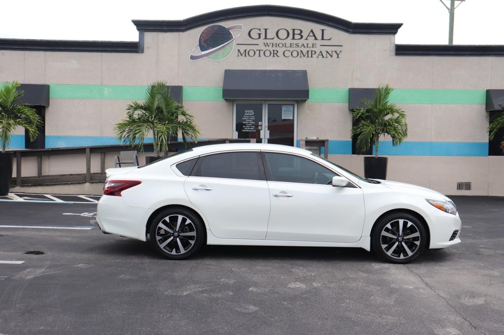 Nissan Altima Vehicle Full-screen Gallery Image 09