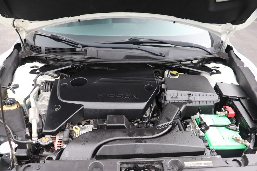 Nissan Altima Vehicle Full-screen Gallery Image 10