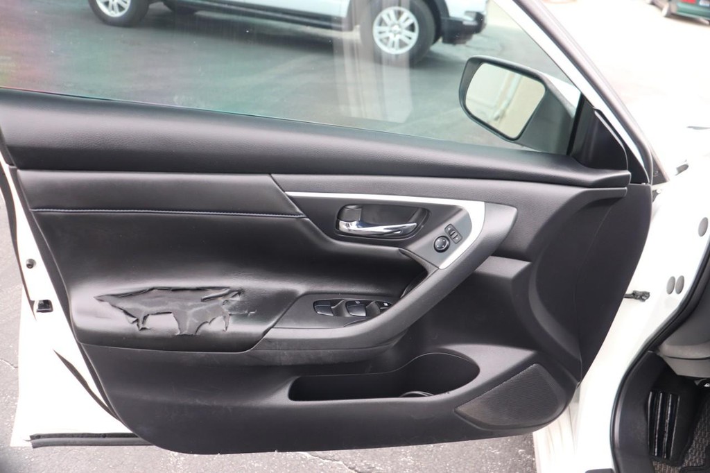 Nissan Altima Vehicle Full-screen Gallery Image 11