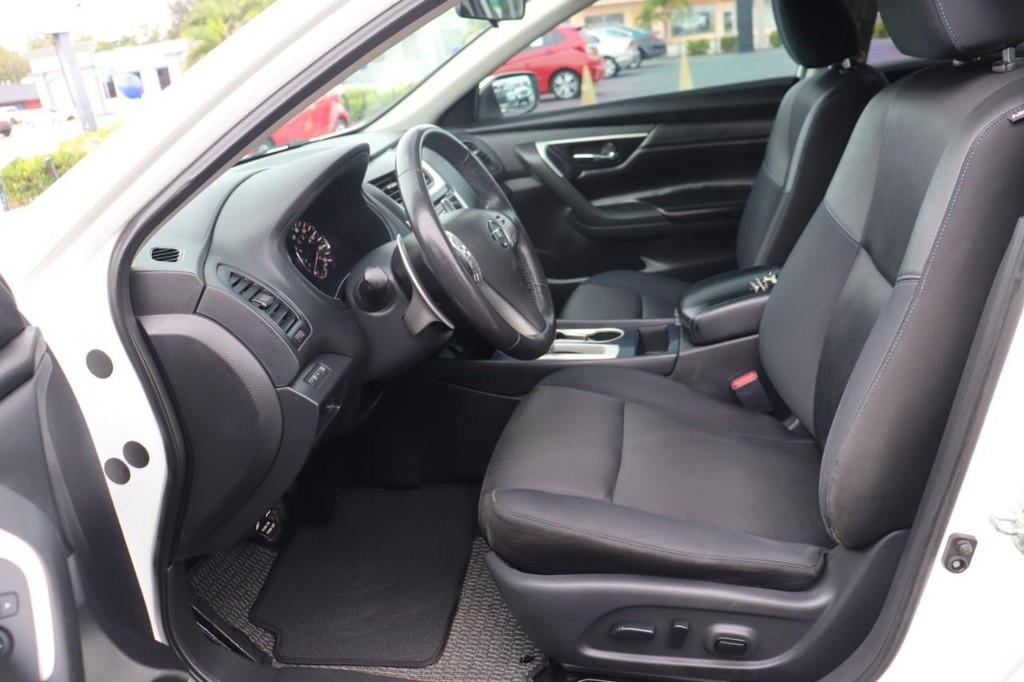 Nissan Altima Vehicle Full-screen Gallery Image 12